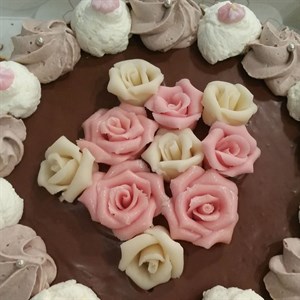 Chocoladetaart met marsepeinen roosjes