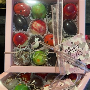 Valentijnsbox met 16 bonbons